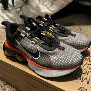 nike air max ‘black mystic red’ size 5.5Y